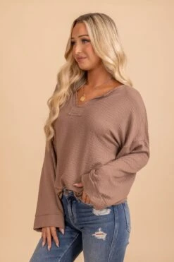 Good Energy V-Neck Top -Outlet Bella Ella Boutique Store side 2c47fe8a 5dbd 4df8 a503 809e761dfb46 5000x